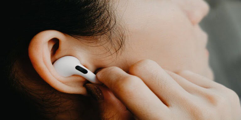 CAra Membersihkan Airpods
